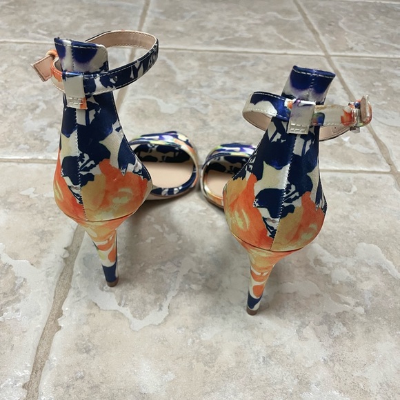 NWOT Vince Camuto 3.5" heels Size 7.5M - Picture 4 of 5